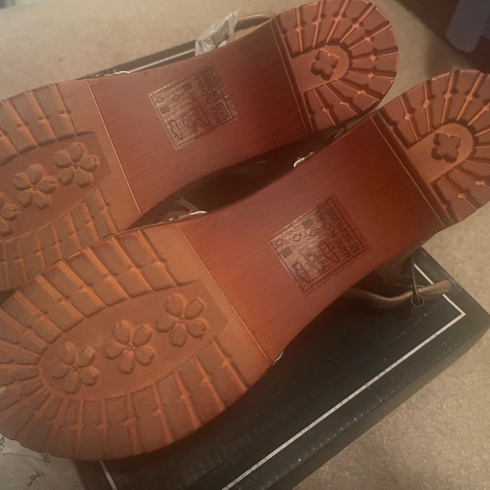 New in Box Women’s Qupid Brown Wood Sole Sandal - Picture 5 of 6